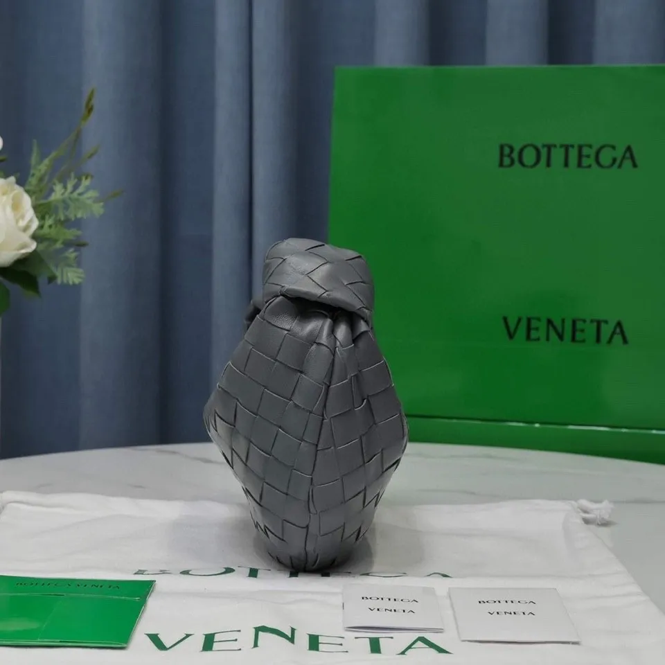 Batch 1120 BV Bottega Veneta's new early spring women's MINI JODIE handbag BV bag 🔥The new method is based on the original rounded corners, knotted with classic woven leather round hobo bag, The most iconic triangular pull-out design, using sheepskin draped soft shape, is super suitable for concave shapes~ Jodie feels really gentle to people, and is definitely the best item for daily matching. It has the same weave, new elements and twists, is compact and versatile, and is the new favorite of street style Internet celebrities! Dimensions: 23x28x8 Model: 6699-1